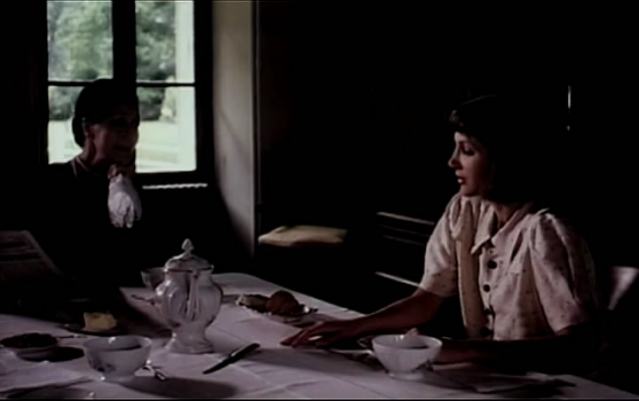 法国电影（调教）类型: 喜剧/sm两女贵妇通电话桌下仆人侍奉