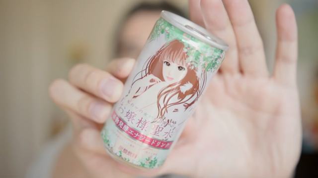 日本节目和国外电影里，男子买成品圣水喝和给主人舔脚