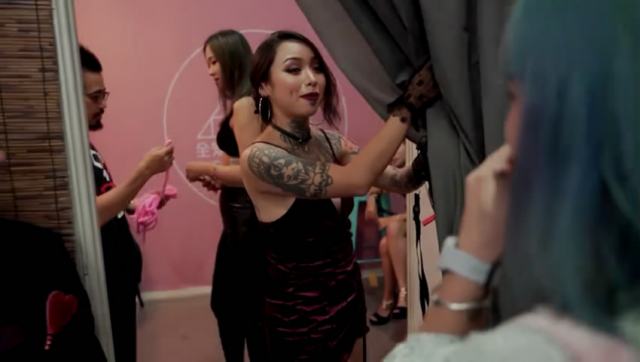 国内节目，女记者参加会展，去体验女王SM虐骑马鞭策