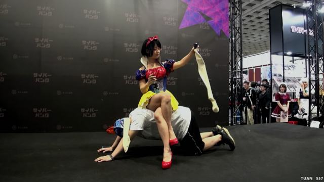 国内节目，女主可爱漂亮，T台调教观众和嘉宾当马SM