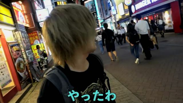 日本节目，真人秀M男街上找美女捆绑自己，踢踩自己