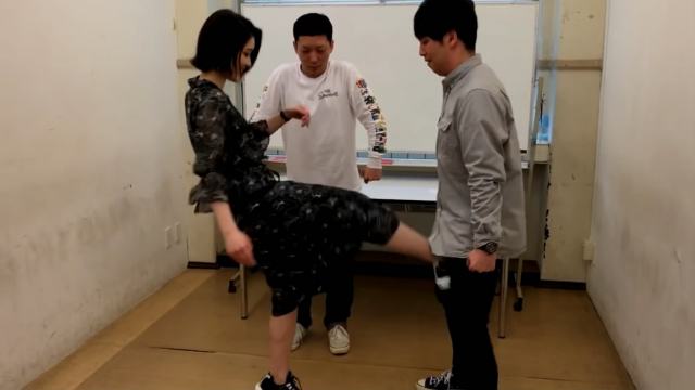 日本节目，两个男子做实验，找女友来SM虐自己看谁能坚持