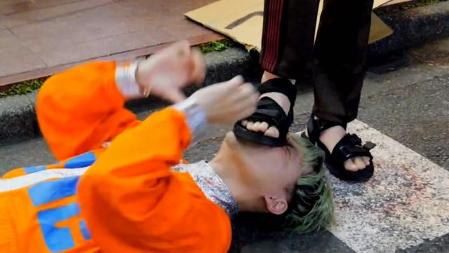 日本节目，两个M男挑战街边找美女踩踏踩脸很搞笑