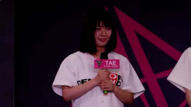 日本节目，气质绝佳女神台上鞭子SM男，赏赐内裤套头