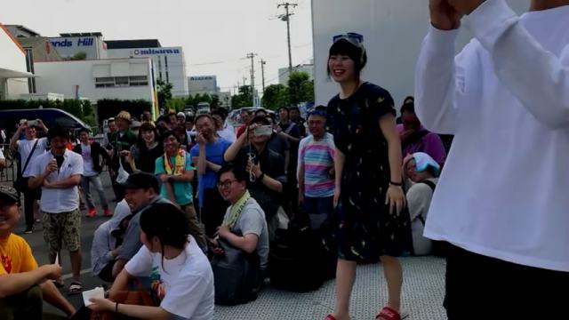 日本节目，漂亮女星的互粉会，室外粉丝们躺下任凭踩踏