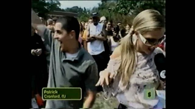 国外节目，民俗节日美女脚喂食物，老师惩罚三学生舔脚