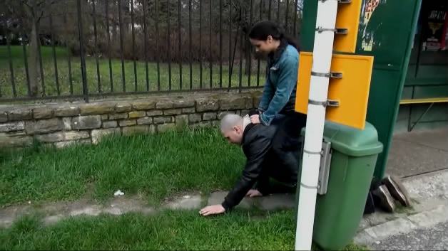 国外电影，女友调教笨男友当马当狗骑着上班当秋千