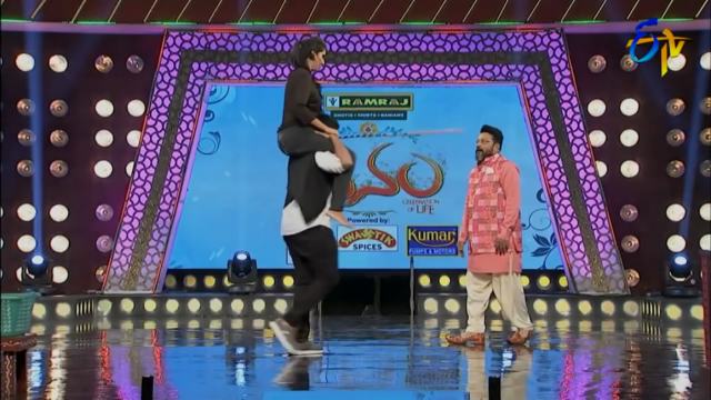 国外节目，女骑男参加节目，把男友当马花样骑恋足调教