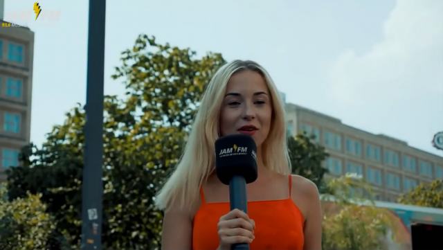 国外节目，女歌手演唱会上调教观众SM吻足舔鞋送门票