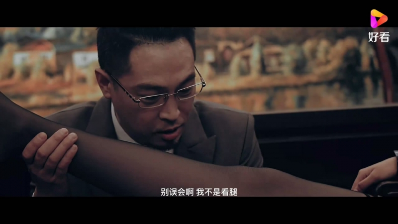 国产剧，漂亮黑丝美腿美脚女主挑逗M男夹脖子踩踏