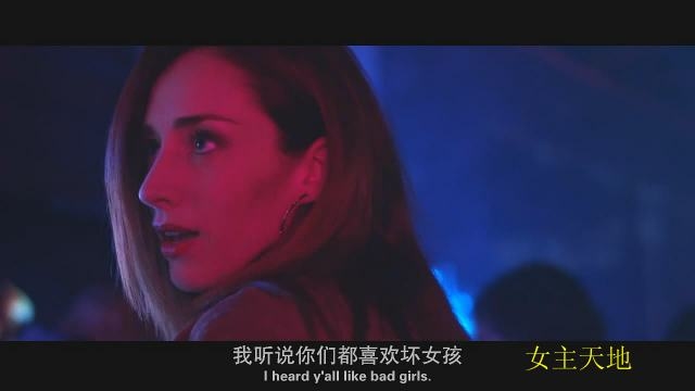 《国外狼女》坏女孩直接坐旁边要求m伺候！