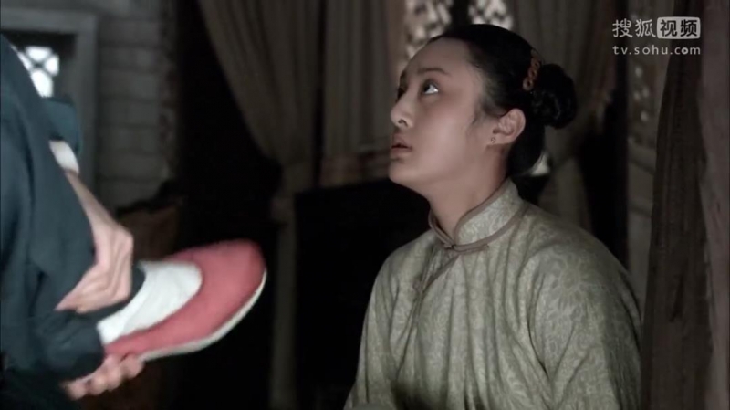 电视剧中女主脱鞋脱袜强制让女仆洗脚并用脚抬起她的下巴