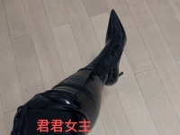 镜子里最真实的君君完美霸气尖头过大腿黑皮靴性感全身照