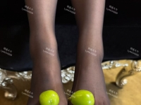 贱狗跪好，把嘴张开，姐姐喂你