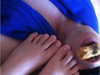 无情女神“十一”期间在天津——中秋节喂狗狗的吃月饼