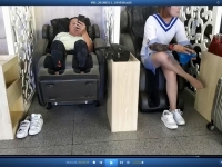 候车室按摩椅上的 SI WA MM