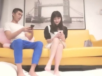 背带裤妹子洗完澡舌吻调情，特写口交摸逼骑坐无套猛操