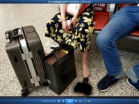 候车室纤细白嫩的 美 女 黑色毛茸茸凉拖下的 小DUAN丝