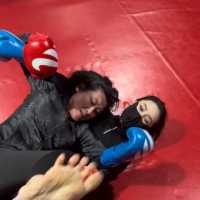 圆梦少奶奶和瑞婷夫人的拳击现场实录 锁喉剪刀腿，踢裆，扇脸