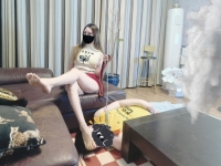 家务奴的任务就是居家伺候 举着烟灰缸服侍我