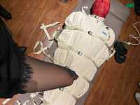 束缚衣虐，电击