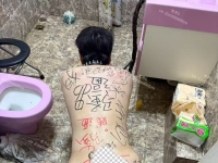 嚯嚯圈养狗，完全不拿狗当人