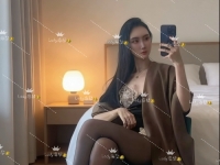 知道你们狗东西就喜欢跪在我脚底下，被我的高跟鞋踩着