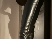 过膝靴踩喷溅狗，坐标广州，预约有优惠