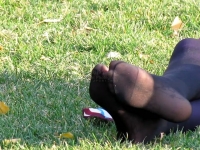 applejuice原创作品 BIG MM 草地展现独特黑色长丝脚完整版