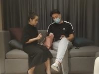 偷拍极品外围，清纯女神，女仆装白臀诱惑，沙发掰穴口...