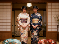 两个女奴跪趴在两个女主脚下