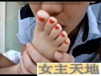 贱男甘愿做奴隶舔着美女的漂亮小脚丫