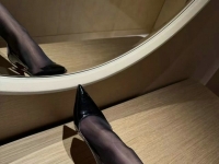 媚惑---黑丝高跟，爬到我的腿下来吸我的高跟吧！