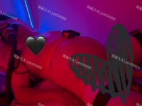 前高吐牛奶，贱狗呲的好远