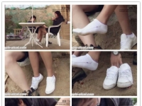 户外调教游玩闻舔女友原味棉袜和裸足