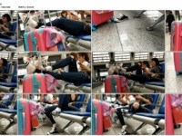 帆布拖白袜 美 女 把脚搭到行李箱上不停搓动味道十足