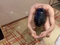 短小绿帽王八求了女神三年，终于如愿跪在面前孝敬。