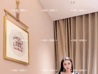 虔诚的小狗爬到脚下来