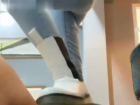 力争百部经典视频之⑤②--漂亮少妇主拉黄金在盒子里踩头吃