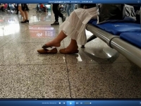 足跟已经滑脱的 船袜依然套在足尖味道可期