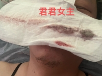 妖娆CD穿高跟鞋姨妈裤喝着姨妈血，吐口痰脸上抹匀再出门