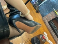 鞋底好脏，来个宠物帮尤娜老师清理鞋底