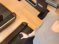 全身都是汗呀，有没有狗子要闻麻麻刚运动完的玉足。