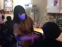 日本节目，某餐馆里的女服务员，耳光管理来的客人