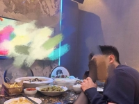 不闻臭黑丝就吃不下饭了？