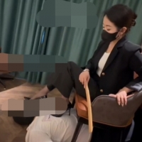 lpmnj分享国产全网首发2026高端巨献辣姐线下调教坐便器完...