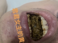 黄金档 贱奴跪那看着本主性感的身材津津有味的嚼净吃完
