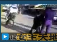 [在线视频]烟台街头俩女王逼打工男下跪求饶！