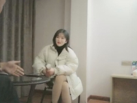 兼职良家小少妇，粉嫩鲍鱼掰开抠弄，花式啪啪完美展示...