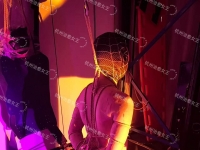 在外面管你是谁，到了主人这里就要老老实实的跪着